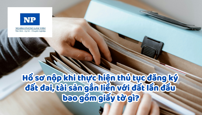 Hồ sơ nộp khi thực hiện thủ tục đăng ký đất đai, tài sản gắn liền với đất lần đầu bao gồm giấy tờ gì?