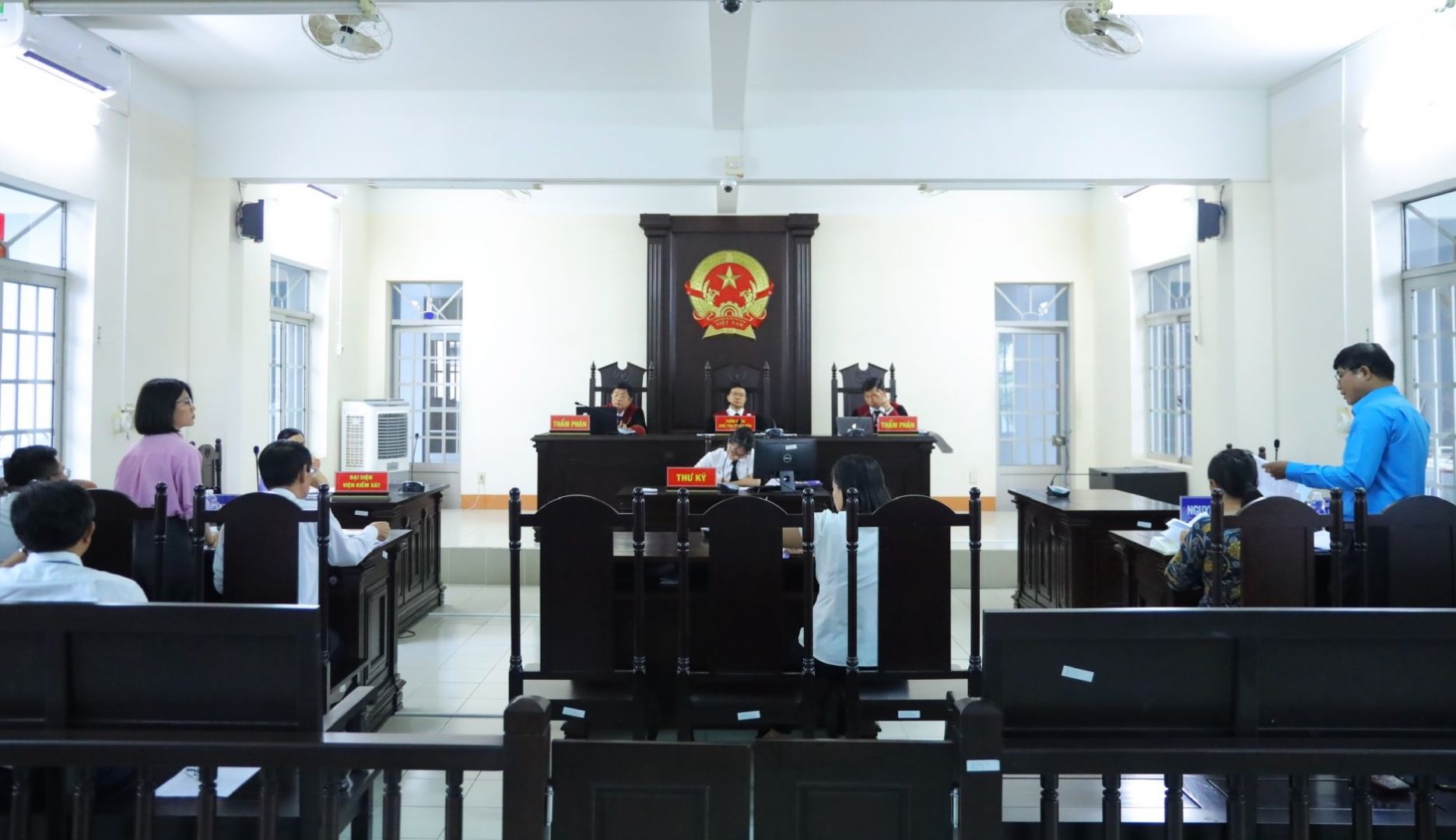 Về người sử dụng lao động đơn phương chấm dứt hợp đồng lao động trái quy định