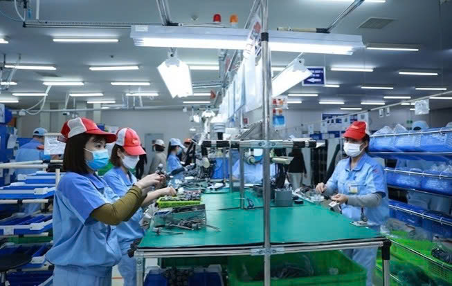 Tạm đình chỉ công việc của người lao động: Quy định pháp luật, một số lưu ý đối với người sử dụng lao động và kiến nghị hoàn thiện pháp luật