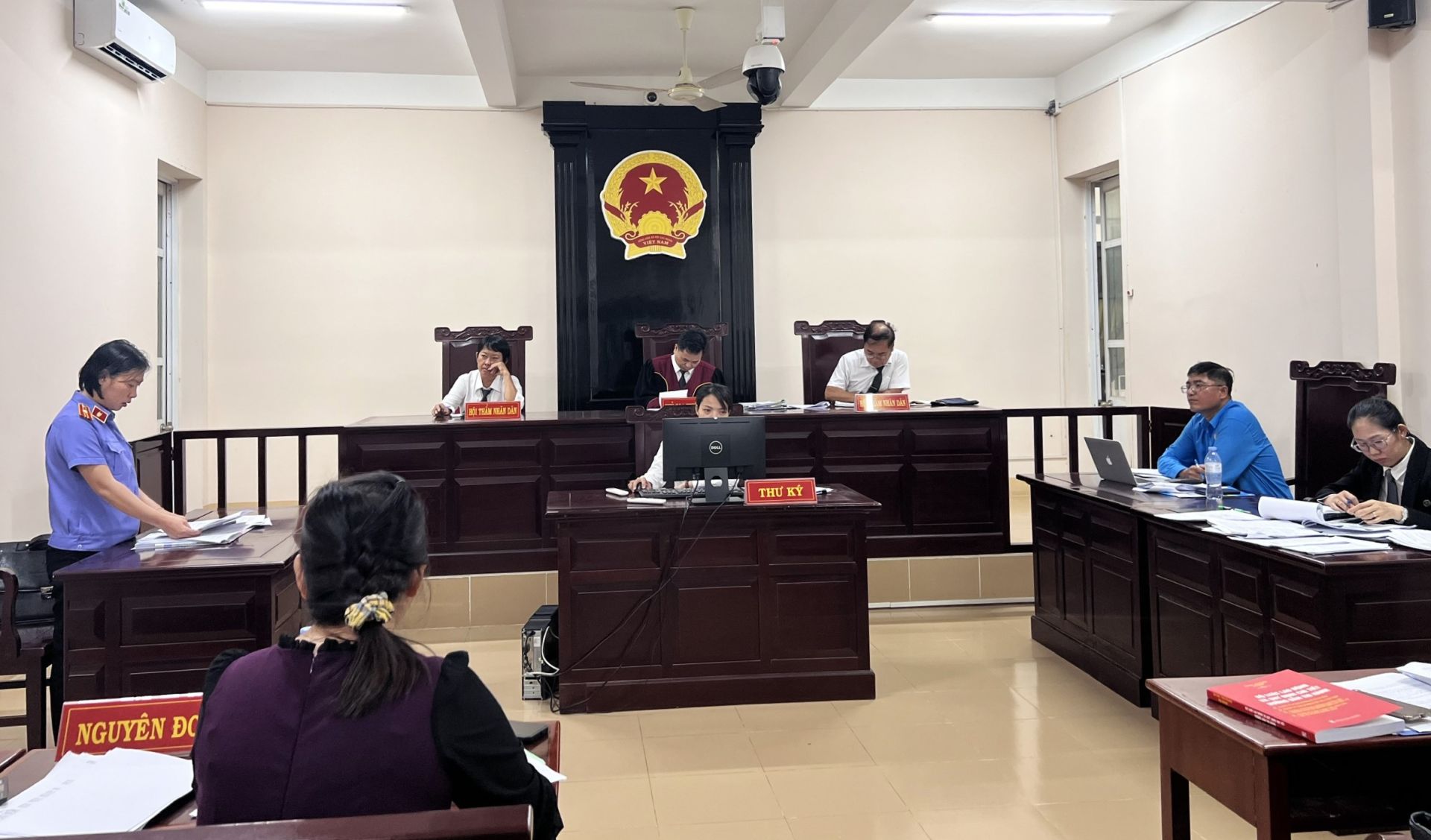 Công ty khởi kiện yêu cầu giám đốc hoàn trả tiền và bồi thường thiệt hại, thẩm quyền giải quyết?